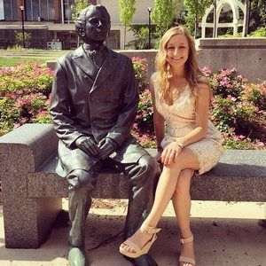 Meet your Posher, Lauren